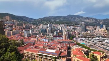 Monaco Marina 'ya yanaşan beyaz teknelerin arka planda ufuk çizgisi var.