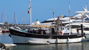 Vallauris, Fransa - 18 Temmuz 2024: Güneşli bir günde gemiler Port de Golfe-Juan 'a yanaştı