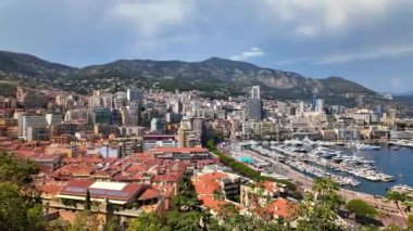 Monaco Marina 'ya yanaşan beyaz teknelerin arka planda ufuk çizgisi var.