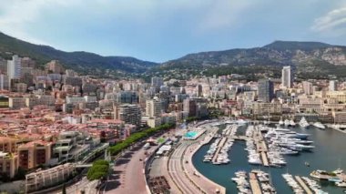 Monaco Marina 'ya yanaşan beyaz teknelerin arka planda ufuk çizgisi var.