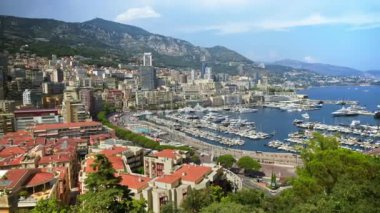Monaco Marina 'ya yanaşan beyaz teknelerin arka planda ufuk çizgisi var.