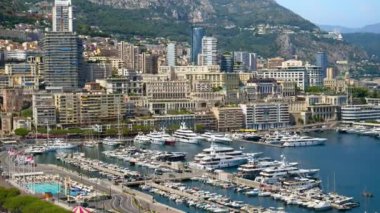 Monaco Marina 'ya yanaşan beyaz teknelerin arka planda ufuk çizgisi var.