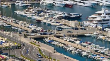 Monaco Limanı 'na yanaşan beyaz teknelerin görüntüsü