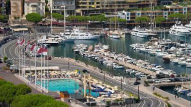 Monaco Marina 'ya kenetlenmiş teknelerin görüntüsü ve arka planda şehrin silüeti.