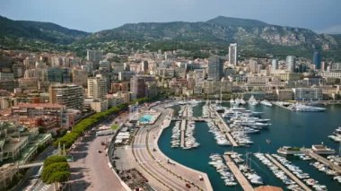 Monaco Marina 'ya yanaşan beyaz teknelerin arka planda ufuk çizgisi var.