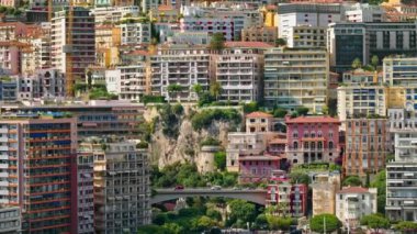 Gündüz vakti Monako 'nun ufuk çizgisinin havadan görünüşü