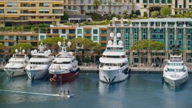 Monaco Limanı 'na beyaz tekneler yanaştı.