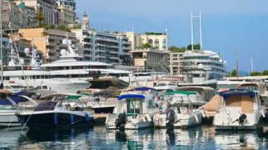 Monaco Limanı 'na beyaz tekneler yanaştı.