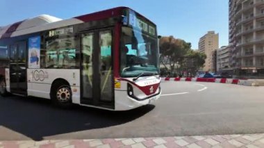 Monte Carlo, Monako - 8 Eylül 2024: Otobüs şehir merkezinden geçiyor