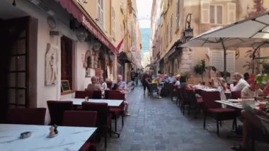 Monako Şehri, Monako - 4 Eylül 2024: İnsanlar şehirde teraslarda yemek yiyor