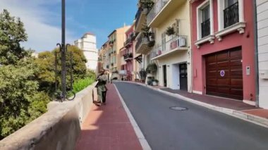 Monako City, Monako - 4 Eylül 2024: Şehirde sakin bir caddenin görüntüsü