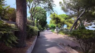 Monako City, Monako - 4 Eylül 2024: Parkta yürüyen insanlar