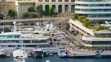 La Condamine, Monaco - 8 Eylül 2024: Monaco Marina 'da arka planda şehrin ufuk çizgisi olan teknelerin görüntüsü