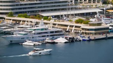 La Condamine, Monaco - 8 Eylül 2024: Monako Marina yakınlarındaki tekneler denize açılıyor