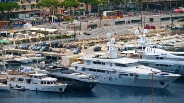 La Condamine, Monaco - 8 Eylül 2024: Monaco Marina 'da arka planda şehrin ufuk çizgisi olan teknelerin görüntüsü