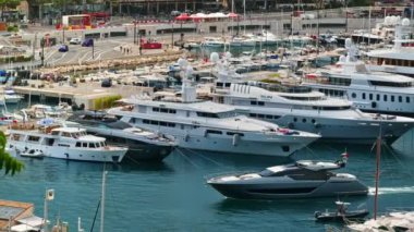 La Condamine, Monaco - 8 Eylül 2024: Monako Limanı yakınlarındaki denizde hareket eden tekne