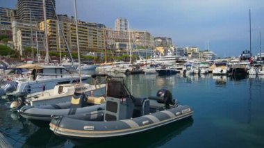 La Condamine, Monaco - 8 Eylül 2024: Monaco Marina 'da arka planda şehrin ufuk çizgisi olan teknelerin görüntüsü