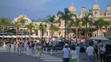 Monte Carlo, Monako - 8 Eylül 2024: Monte-Carlo Kumarhanesinin sokak manzarası