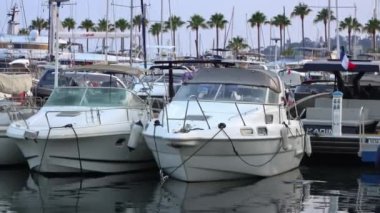 Akşamleyin Fransa 'nın Golfe-Juan Limanı' na beyaz tekneler yanaştı.