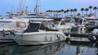 Akşamleyin Fransa 'nın Golfe-Juan Limanı' na beyaz tekneler yanaştı.