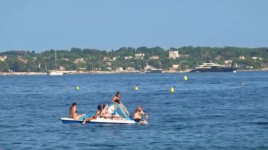 Golfe-Juan, Fransa - 8 Eylül 2024: İnsanlar küçük bir teknede yüzüyor ve dinleniyorlar