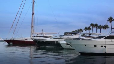 Golfe-Juan, Fransa - 8 Eylül 2024: Akşam Fransa 'nın Golfe-Juan limanına beyaz tekneler yanaştı