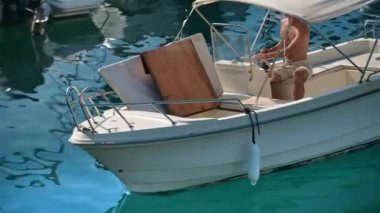 Antibes, Fransa 'daki Vauban Limanı' nda tekneye binen bir adam var.