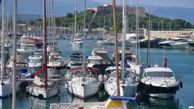 Birçok tekne Antibes, Fransa 'daki Vauban Limanı' na yanaştı.