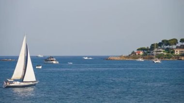 Antibes, Fransa 'da denizde hareket eden beyaz tekneler.