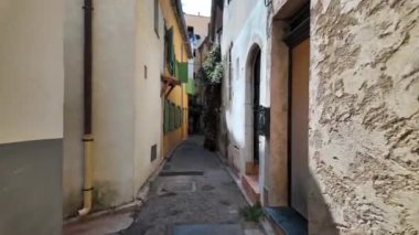 Antibes, Fransa sokaklarında bir yürüyüş