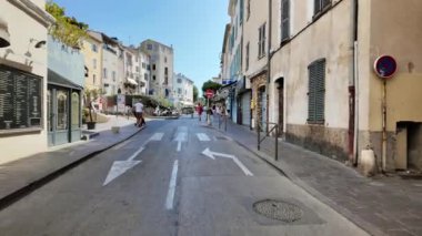 Antibes, Fransa - 20 Temmuz 2024: İnsanlar şehrin sokaklarında yürüyor