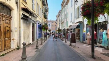 Antibes, Fransa - 20 Temmuz 2024: İnsanlar şehrin sokaklarında yürüyor