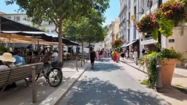 Antibes, Fransa - 20 Temmuz 2024: İnsanlar şehrin sokaklarında yürüyor