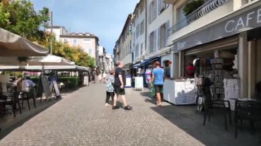 Antibes, Fransa - 20 Temmuz 2024: İnsanlar şehrin sokaklarında yürüyor