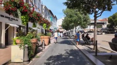 Antibes, Fransa - 20 Temmuz 2024: İnsanlar şehrin sokaklarında yürüyor