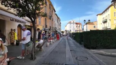Antibes, Fransa - 20 Temmuz 2024: İnsanlar şehrin sokaklarında yürüyor
