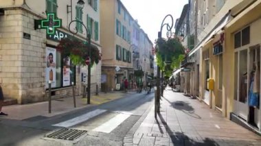 Antibes, Fransa - 20 Temmuz 2024: İnsanlar şehrin sokaklarında yürüyor