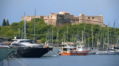 Antibes, Fransa - 20 Temmuz 2024: Birçok tekne Vauban Limanı 'na yanaştı