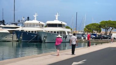 Antibes, Fransa - 20 Temmuz 2024: Birçok tekne Vauban Limanı 'na yanaştı
