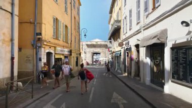 Antibes, Fransa - 20 Temmuz 2024: İnsanlar şehrin sokaklarında yürüyor