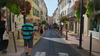 Antibes, Fransa - 20 Temmuz 2024: İnsanlar şehrin sokaklarında yürüyor