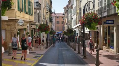 Antibes, Fransa - 20 Temmuz 2024: İnsanlar şehrin sokaklarında yürüyor