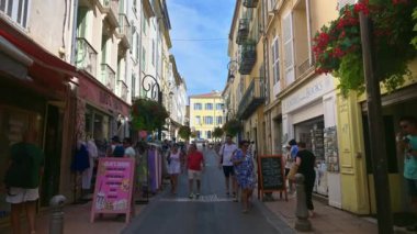 Antibes, Fransa - 20 Temmuz 2024: İnsanlar şehrin sokaklarında yürüyor