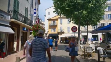 Antibes, Fransa - 20 Temmuz 2024: İnsanlar şehrin sokaklarında yürüyor