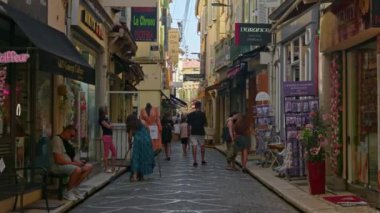 Antibes, Fransa - 20 Temmuz 2024: İnsanlar şehrin sokaklarında yürüyor
