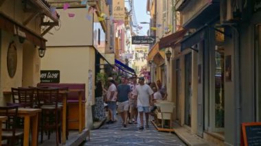 Antibes, Fransa - 20 Temmuz 2024: İnsanlar şehrin sokaklarında yürüyor