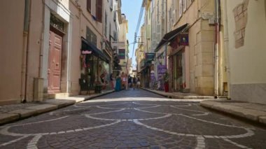 Antibes, Fransa - 20 Temmuz 2024: İnsanlar şehrin sokaklarında yürüyor