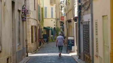 Antibes, Fransa - 20 Temmuz 2024: İnsanlar şehrin sokaklarında yürüyor