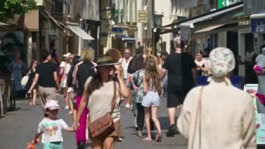 Antibes, Fransa - 20 Temmuz 2024: İnsanlar şehrin sokaklarında yürüyor
