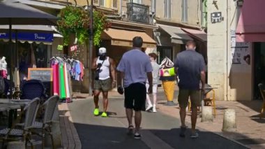 Antibes, Fransa - 20 Temmuz 2024: İnsanlar şehrin sokaklarında yürüyor